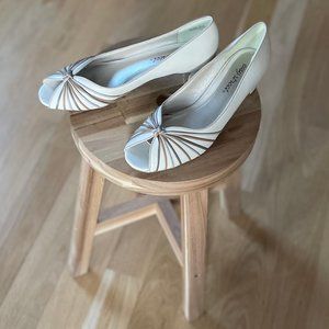 NWOT Easy Street Vegan Faux-Leather Peep Toe Pumps Sz 8.5